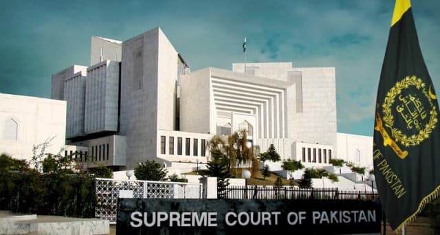 ISLAMABAD:Despite efforts by lawyers and the federal government, the Supreme Court on Monday did not agree to early listing of petitions seeking contempt proceedings for non-implementation of its August 18 order, as well as a review of the same directive.The government filed an application seeking an early hearing of its review petition against the August 18 order regarding shifting former Prime Minister Imran Khan from Adiala Jail to Shifa International Hospital for a medical checkup.The application sought fixation of the review within two days