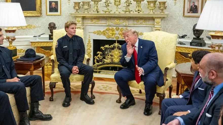 White House officials and President Trump clash with CNN reporter during Oval Office event