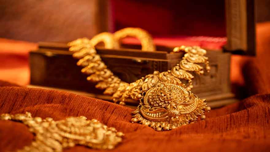 Gold prices decline across Pakistani and international markets