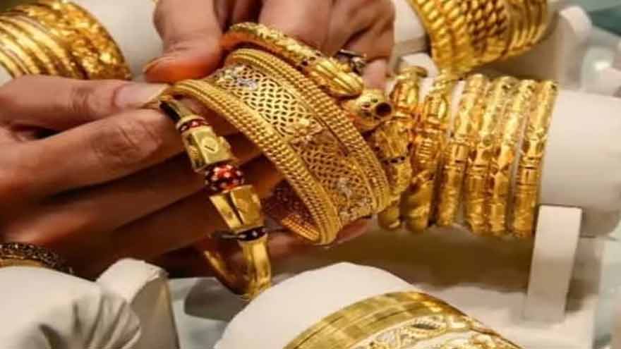 Gold prices fall by Rs3,500 per tola in Pakistan