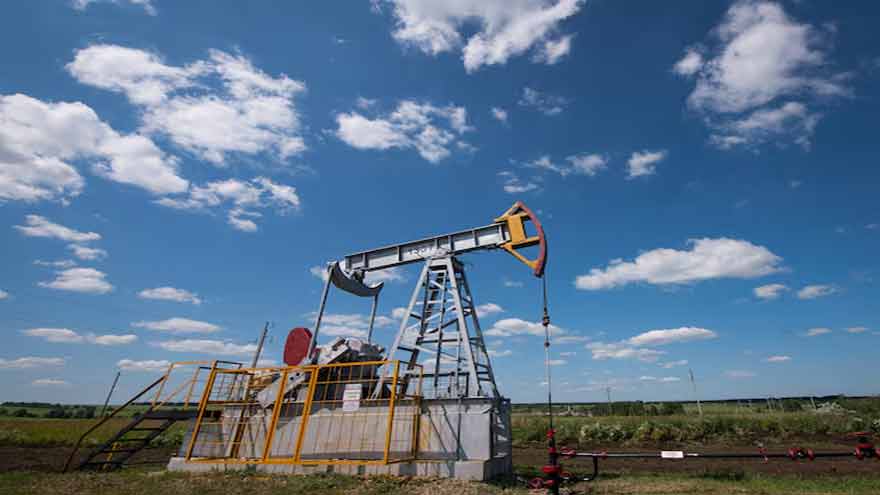 Oil on track for weekly loss even as Iran tensions simmer
